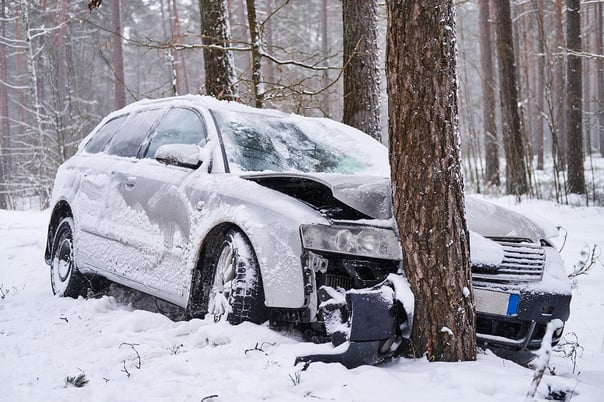 broken-car-crashes-into-tree-after-losing-control--9RVDYXA